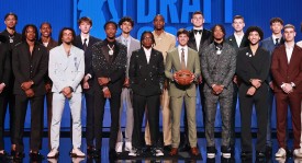 76人三巨头退场，球队战术重塑与新阵容挑战：新赛季前景分析